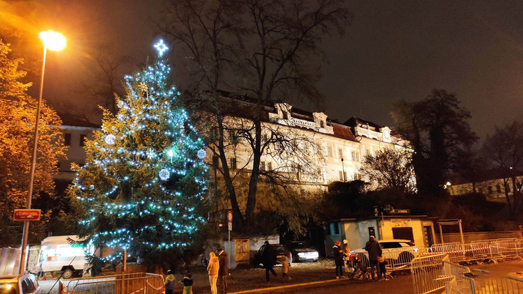 Praha 8 rozsvítí 5 vánočních stromů, ty v Karlíně a Libni už svítí