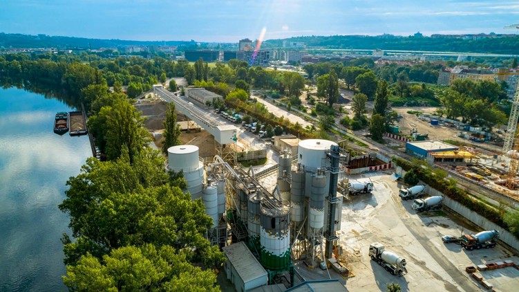 Praha 8 bude od ledna v rozpočtovém provizoriu a betonárka na Rohanském ostrově skončí do konce roku 2028