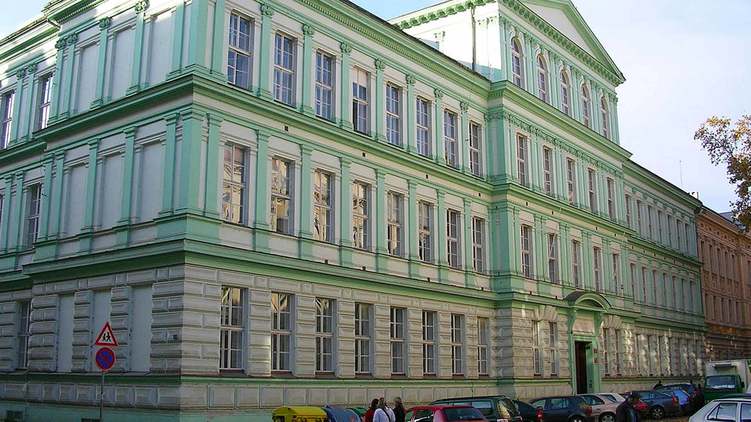 Karlínská Obchodní akademie dostane nová okna a fasádu