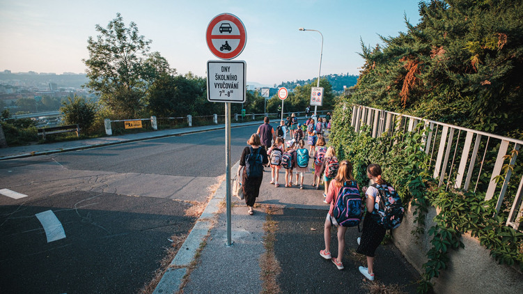Školní ulice mají zajistit bezpečnější příchod dětí do školy. Vzniknou i na Praze 8?