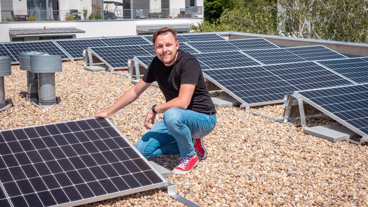 Krok k energetické soběstačnosti. Městské domy v Libni mají na střechách solární elekrárny