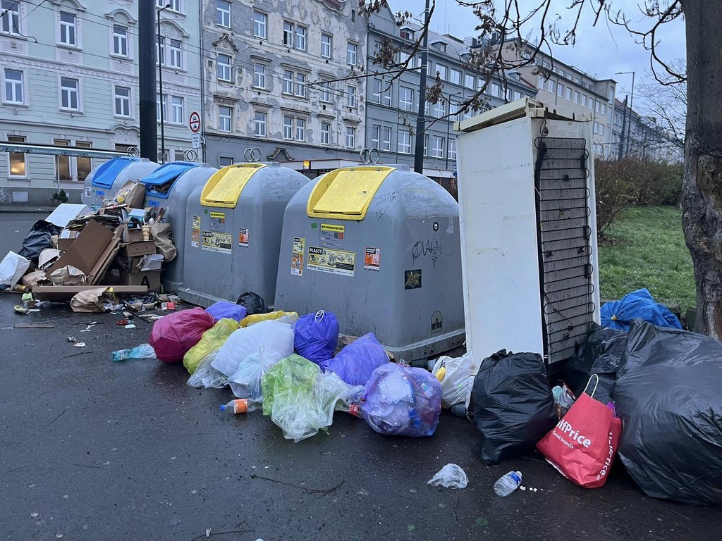 neporadek-kontejnery-prosince2025-liben