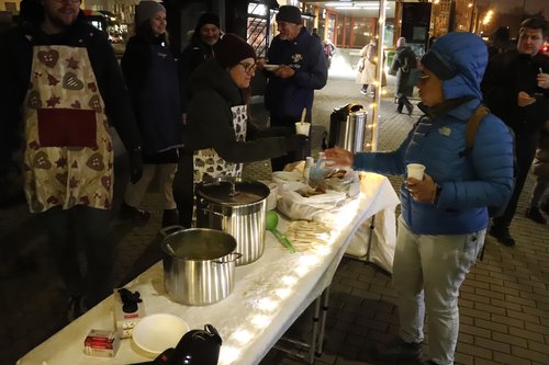 Guláš i česnečka z naší dílny na Palmovce chutnaly