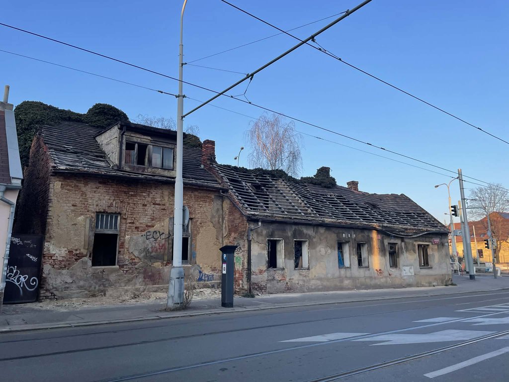 Nebezpečný objekt u zastávky Hercovka je potřeba řešit ihned!