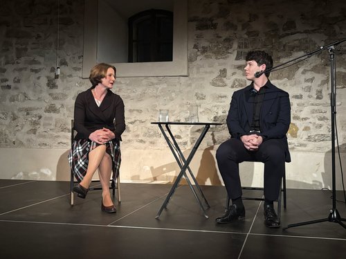 Zlo našlapuje pomalu