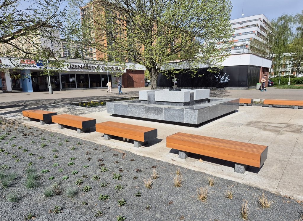 ladvi-namesti-fontana-praha8