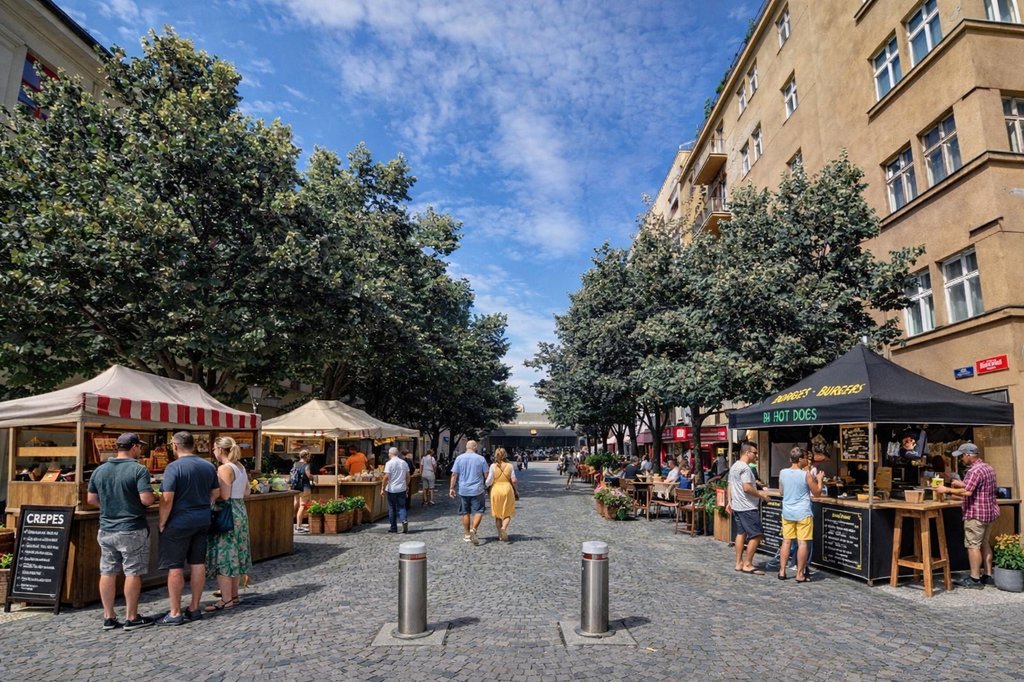 Konec nelegálního parkování u metra Křižíkova je na dohled!