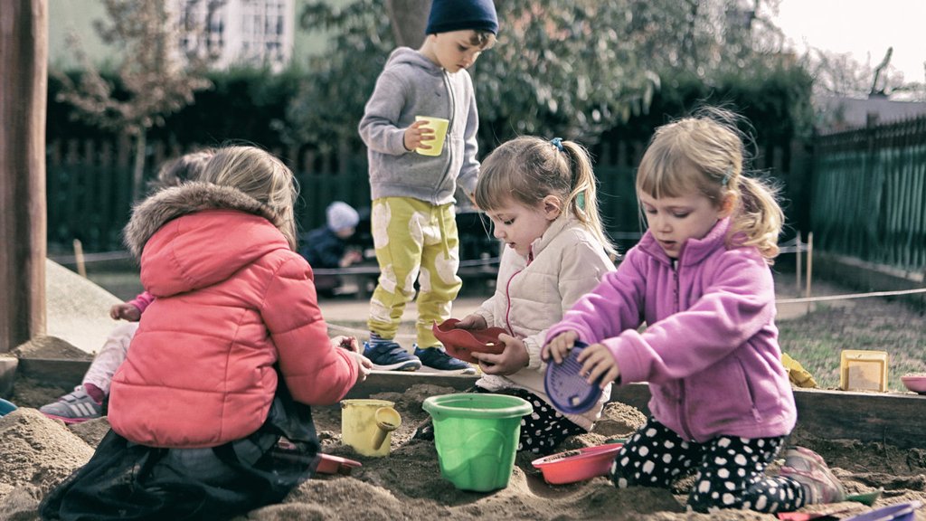 Praha 8 nechává pracující rodiče ve štychu, letní provoz školek nestačí